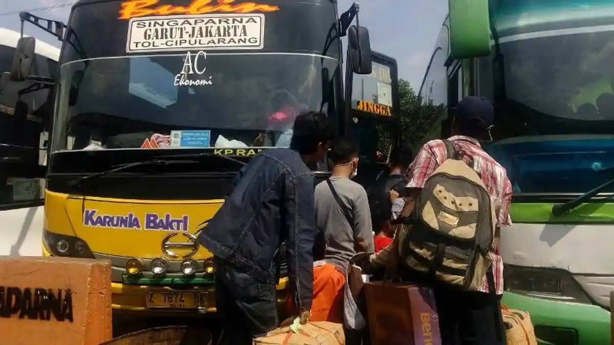 Bus AC Ekonomi Tujuan Singaparna Diserbu Pemudik