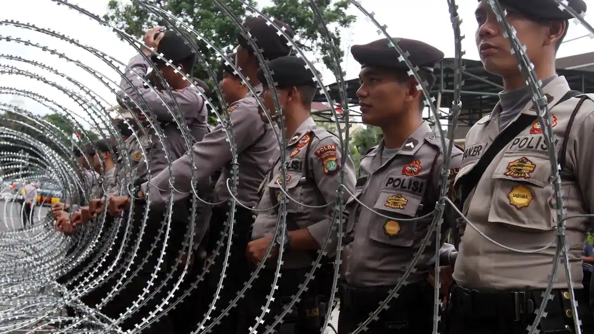 1.610 Aparat Keamanan Dikerahkan Amankan Demo di DPR, Kemendikdasmen dan Monas Hari Ini
