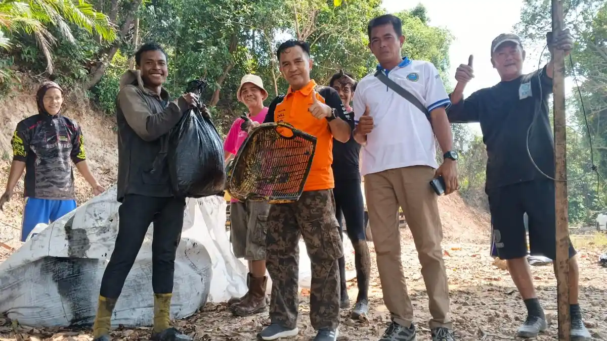 Gotong Royong Bersihkan Limbah dari Dangas hingga Pantai Senggara