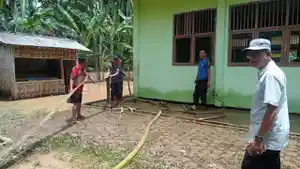 membersihkan-sekolah-karena-banjir.jpg