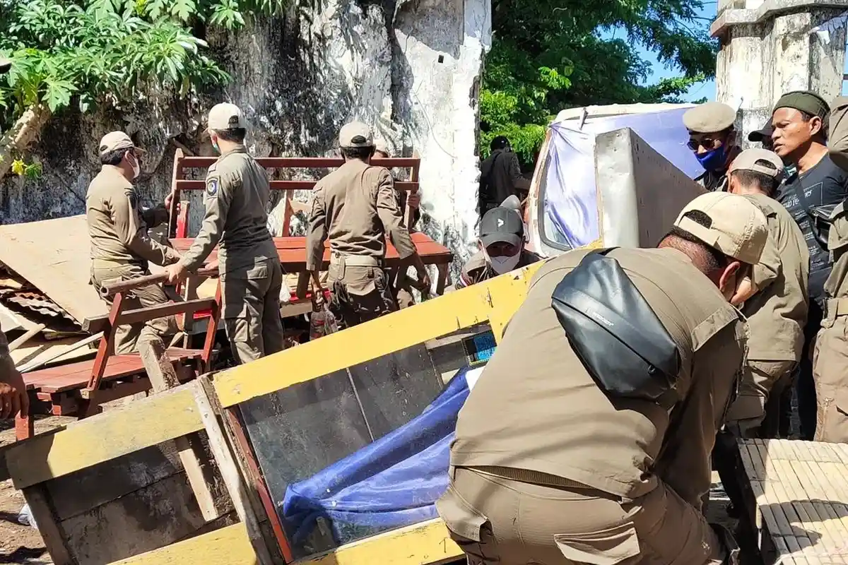 Dianggap Tidak Kooperatif, Satpol PP Tertibkan PKL di Stadion Barombong