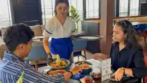 Pelayan-menyajikan-menu-kepada-tamu-hotel-Ascent-Hotel-Cafe-Malang-di-Gin-Gin-Cafe-Pool-Rooftop.jpg