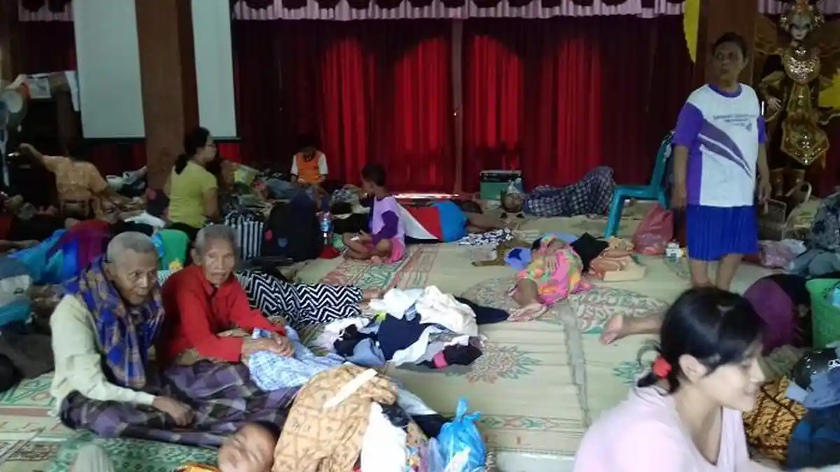 Warga Gandekan Terdampak Banjir Mengungsi ke Pendopo Kelurahan