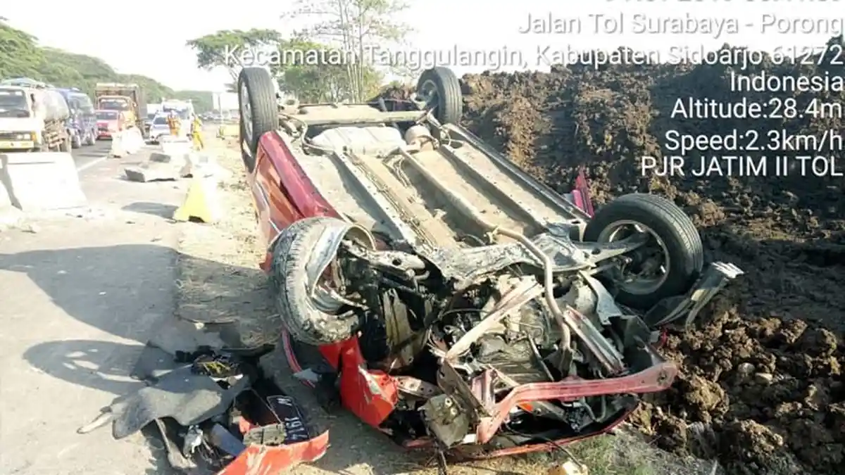 Daihatsu Ayla Terbalik di Tol Sidoarjo, Tabrak Barrier Beton saat Pengemudi Mengantuk