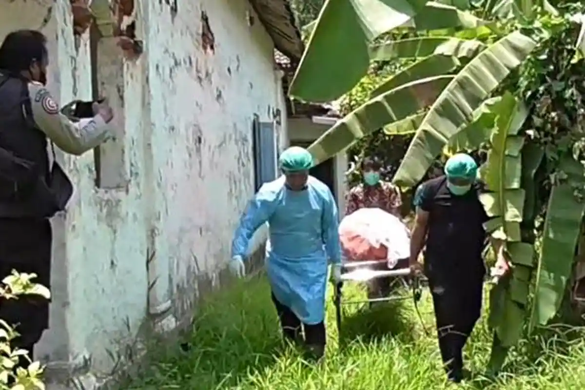 Pria Usia 70 Tahun di Sidoarjo Ditemukan Meninggal di Samping Rumahnya, Jasadnya Sudah Membusuk