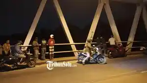 Warga-berkerumum-di-Jembatan-Mojo-Pasar-Kliwon-Kota-Solo.jpg