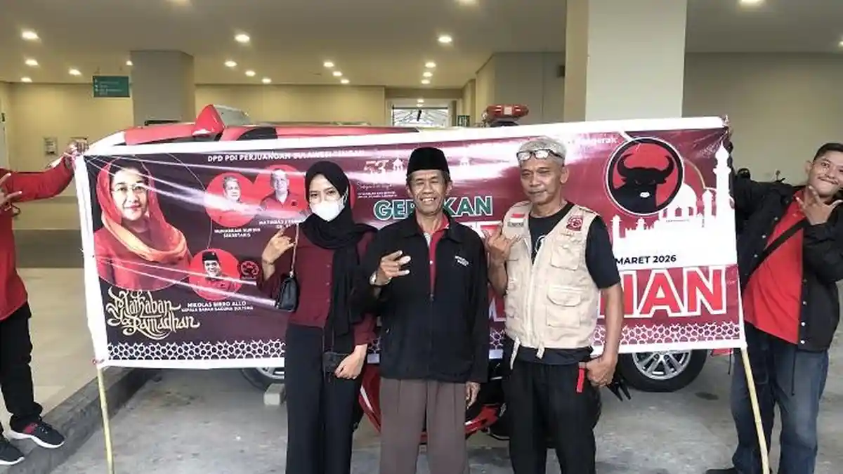 Gerakan Cinta Ramadan, PDI Perjuangan Sulteng Bagi Takjil di RS Anutapura Palu