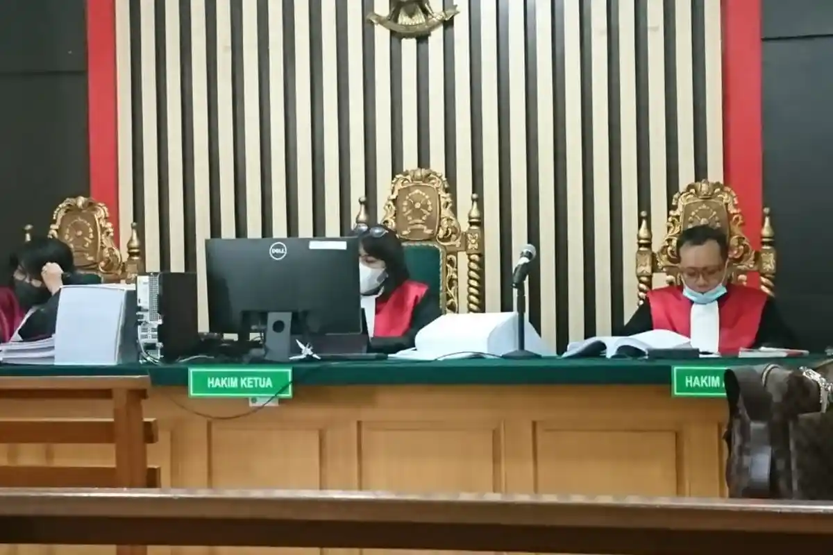 BREAKING NEWS Sidang Ketok Palu Mantan Ketua DPRD Jambi Cornelis Buston Divonis 5 Tahun Penjara