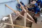 Petugas Perbaiki Saluran Air