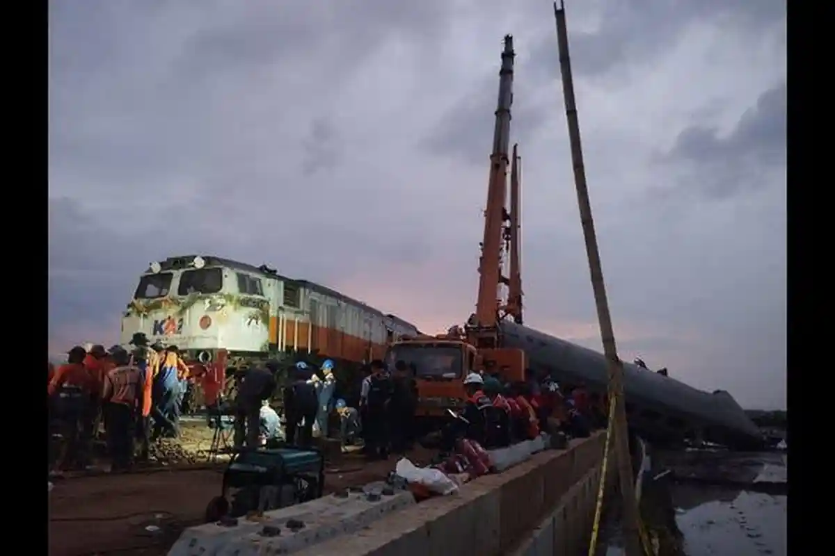 Evakuasi Kereta Tabrakan di Cicalengka Selesai Sabtu Subuh, Jalur Kembali Dapat Dilalui
