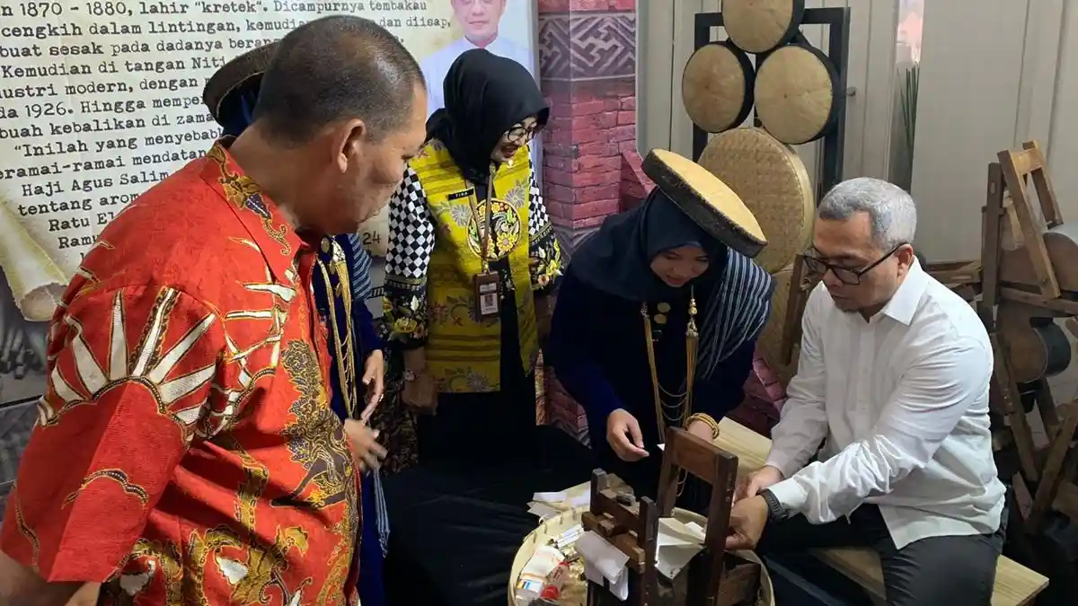 Disbudpar Kudus Kenalkan Alat Linting Tembakau pada Pameran Museum Nasional 2024 di Solo