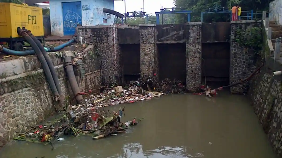 Usai Banjir, Kali di Jalan RA Kartini Dipenuhi Sampah