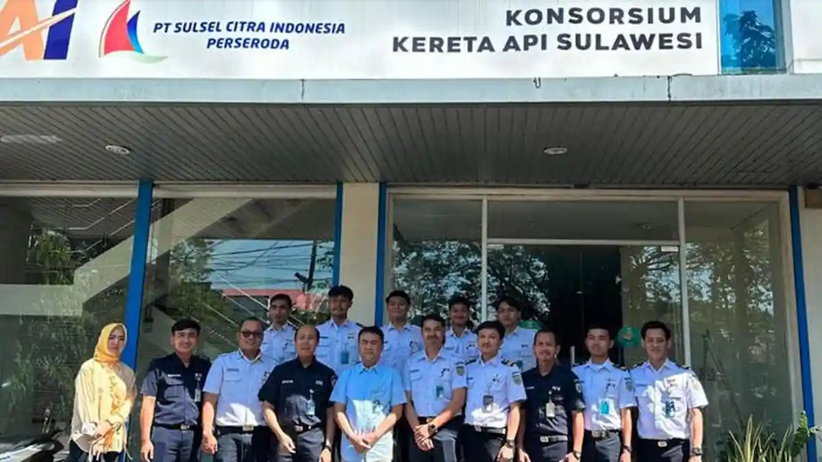 Para Pegawai KAI asal Jawa Rela Jauh Dari Rumah Demi Layani Penumpang Kereta Api di Sulawesi