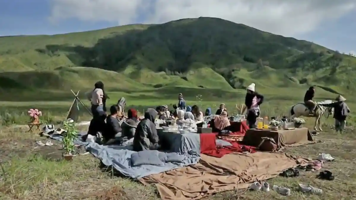 Sensasi Makan Cantik di Padang Savana Bromo Probolinggo