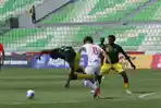 Pesepak-bola-Timnas-Mali-U-17-saling-berebut-bola-dengan-pesepak-bola-Timnas.jpg