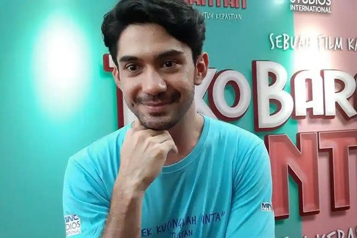 Terlihat Tegang saat akan Disuntik Vaksin Covid-19, Reza Rahadian Akui Sempat Merasa Takut