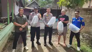 Polsek-Sawa-Konawe-Utara-Serahkan-2000-Bibit-Ikan-Lele-dan-Pakan-kepada-Kelompok-Tani.jpg