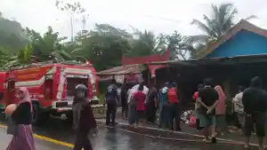 Pick-up-seruduk-rumah.jpg