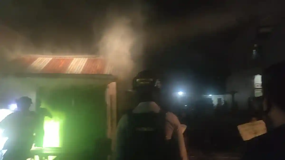 BREAKING NEWS: Tawuran Pemuda di Jl Sabutung Makassar Pakai Bom, Satu Rumah Terbakar