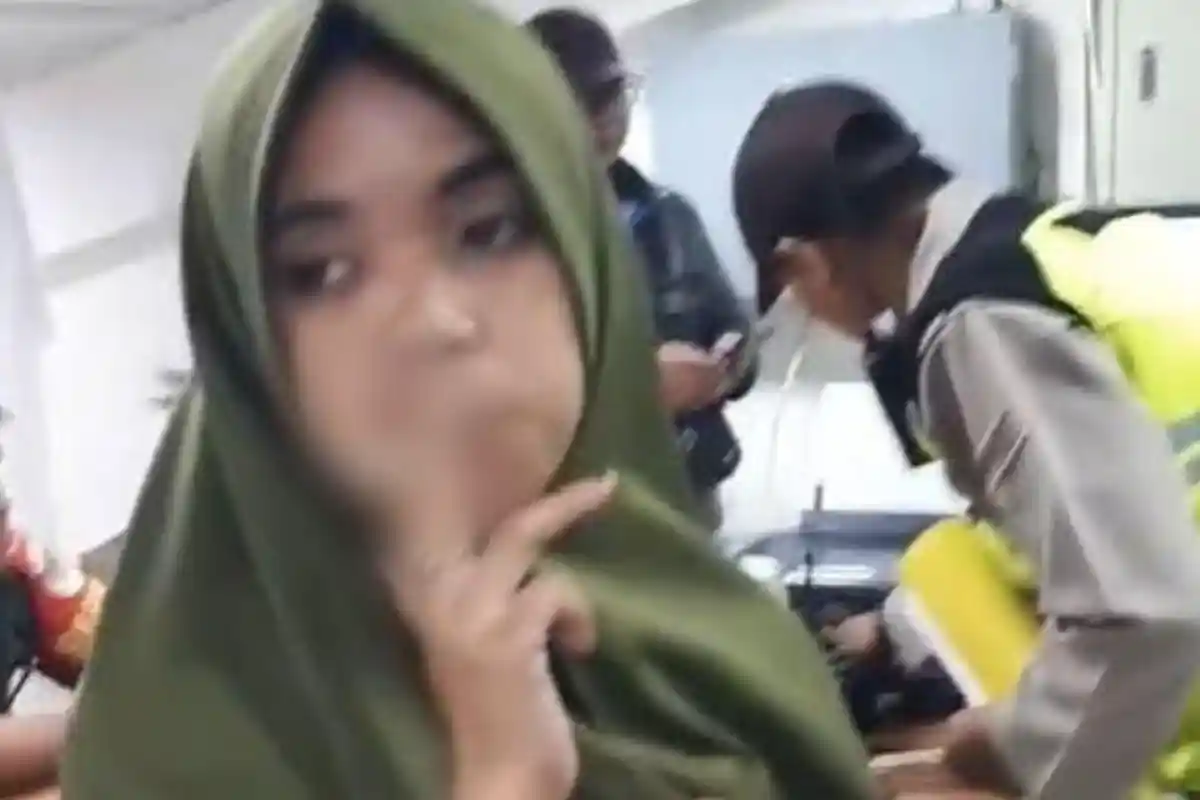 Curi Uang Rp 130 Ribu, Viral Copet Berjilbab di Masjid Al Jabbar Santai Merokok saat Diperiksa