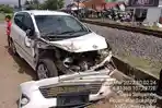 sebuah-mobil-di-cianjur-terekam-kamera-cctv-tertabrak-kereta-api-rabu-2332022.jpg