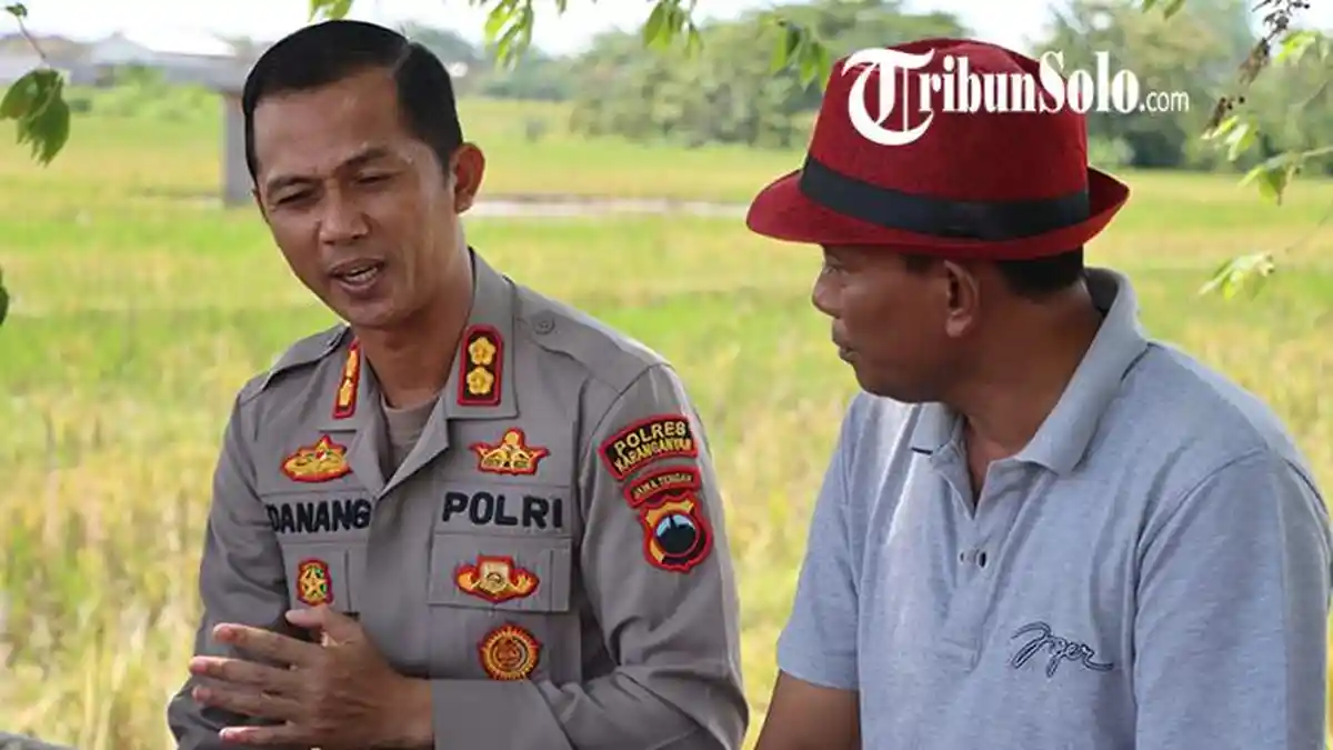 Cara Kapolres Karanganyar Lebih Dekat dengan Masyarakat : Datangi di Sawah, Ajak Ngobrol Santai
