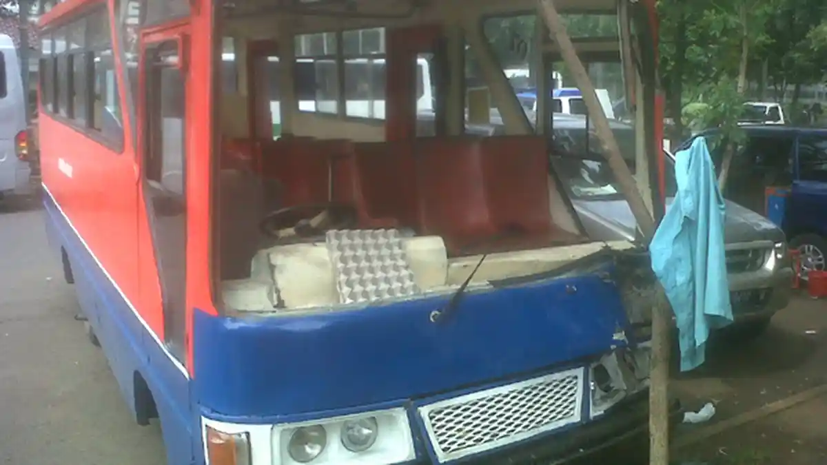 Kejar Setoran, Dua Metromini Celaka, Penumpang Masuk Kolong Bus