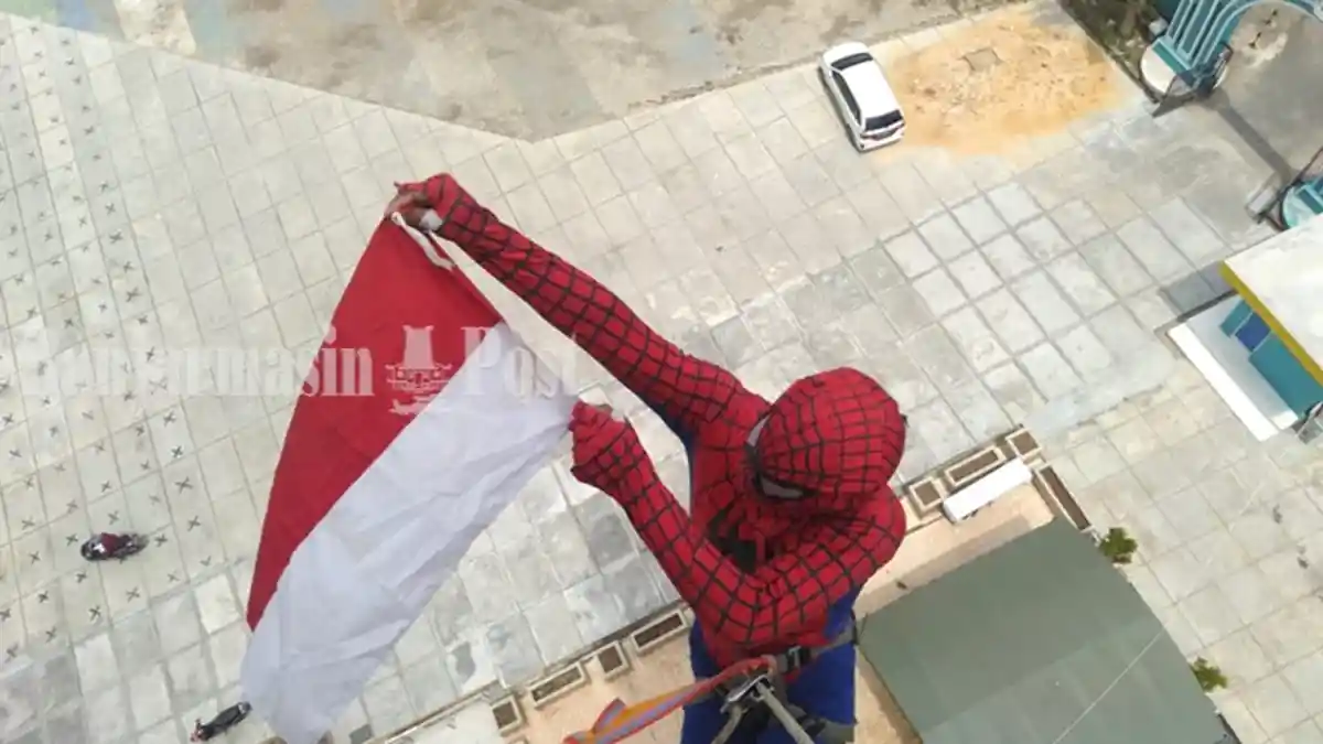 'Spiderman' Kotabaru Taklukan Menara Masjid Setinggi 25 Meter