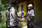 kapolres-pamekasan-akbp-apip-ginanjar-saat-membagikan-daging-kurban-ke-masyarakat.jpg