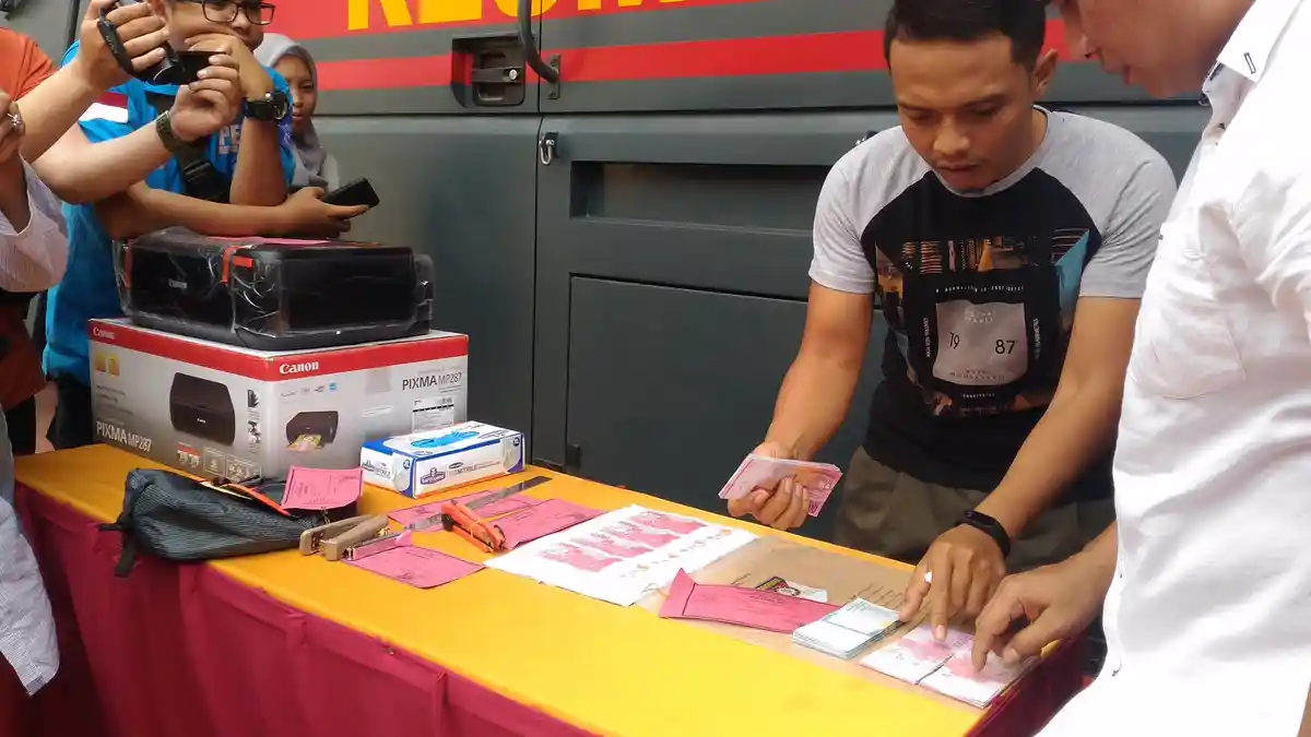 BREAKING NEWS - Hendri Mengaku Baru Satu Kali Palsukan Uang: Amatiran