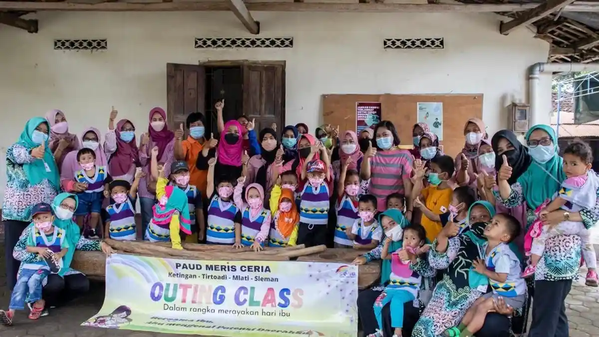 Peringati Hari Ibu, Bunda dan Anak PAUD Meris Ceria Jalan-jalan di Ketingan Sleman