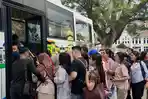 Sejumlah-penumpang-saat-hendak-naik-bus-wisata-gratis-Pemko-Medan.jpg