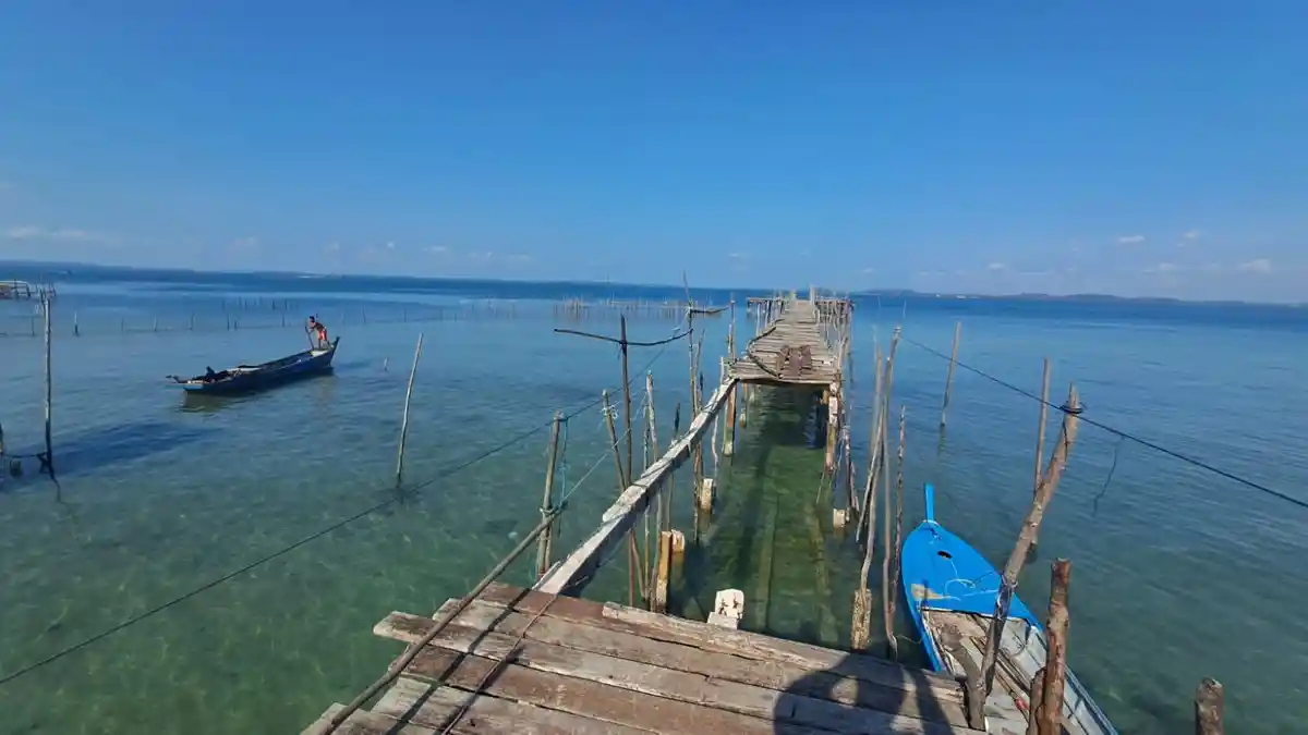 Nelayan Bintan Kesulitan Bawah Hasil Tangkap ke Darat, Harus Pikul Lewat Laut Usai Pelantar Roboh