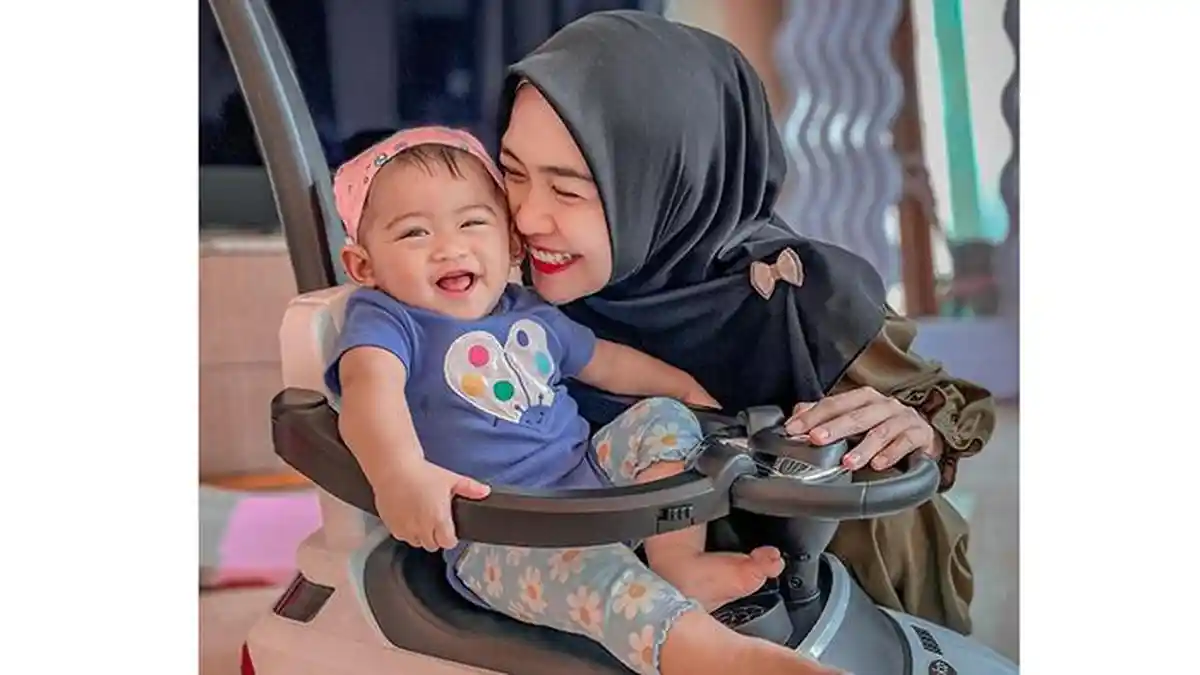 Kocaknya Ria Ricis Bareng Moana Manjat-manjat Pagar Pembatas di Mal