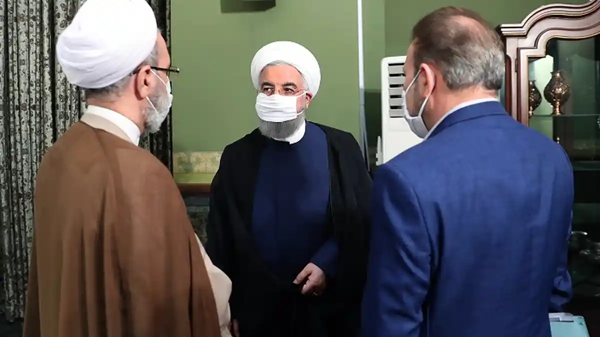 Presiden Iran Minta Pegawai Pakai Masker, atau Kantor Ditutup Selama Sepekan