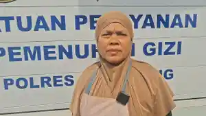 Atik-47-mencuci-ompreng-Makan-Bergizi-Gratis-di-SPPG-Sarijaya-Majalaya-Polres-Karawang.jpg