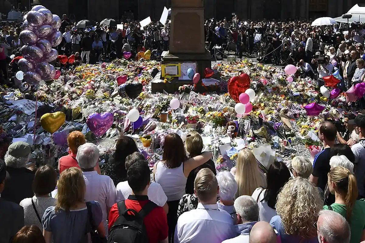 Ribuan Warga Manchester Mengheningkan Cipta. PM Inggris: Ancaman Teror Tetap Status Genting