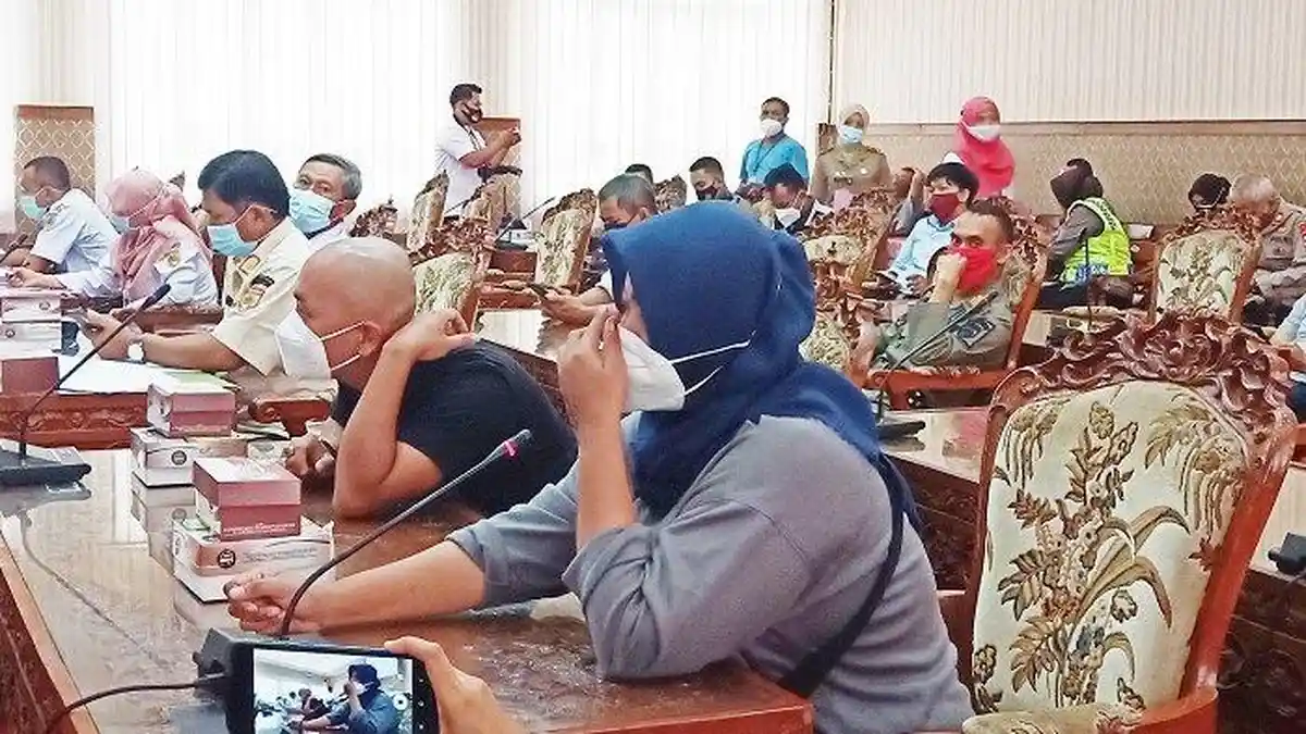 Bakul HIK Sukoharjo Nangis Audiensi Jam Malam PSBB, Tanya Apakah Benar Corona Hanya Keluar Malam?