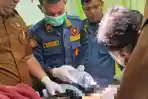 Damkar-evakuasi-cincin-dari-alat-kelamin-seorang-pasien.jpg