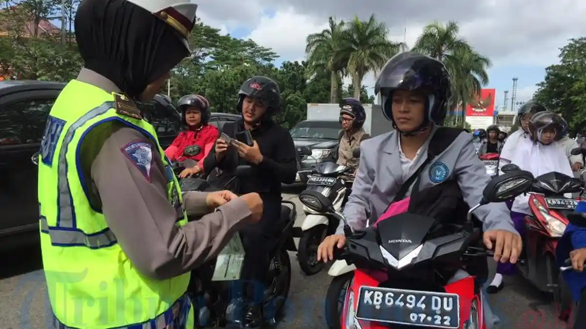 Pelaksanaan Razia Kelengkapan Berkendara di Hari Terakhir Operasi Zebra 2018 di Jalan Rahadi Osman - razia-1.jpg