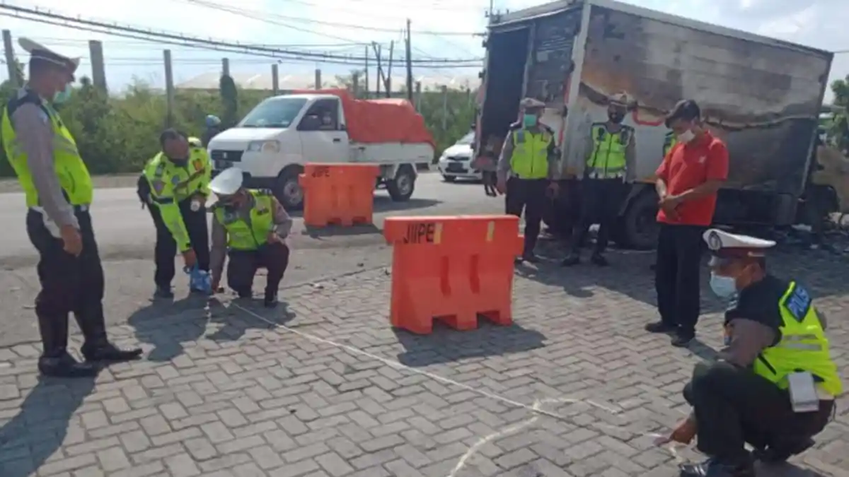Dahului Truk Gandeng di Tikungan, Truk Box Terbakar Setelah Tabrak Pengendara Motor Hingga Tewas