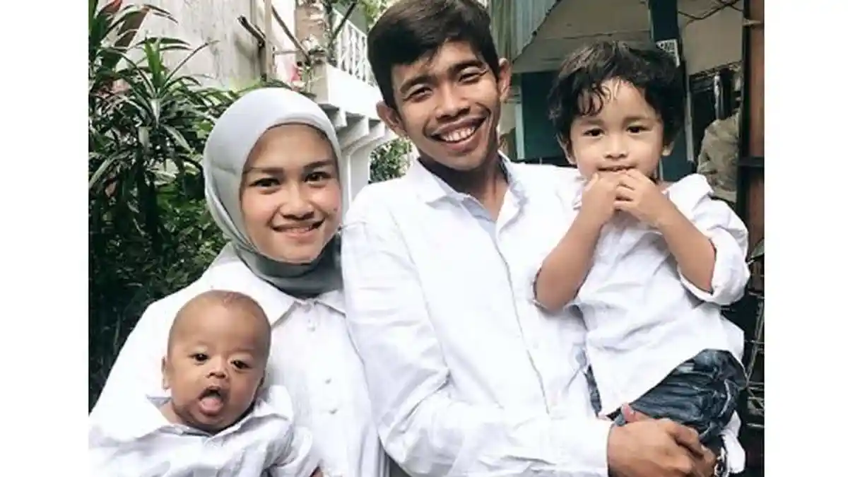 Demi Bantu Dede Sunandar yang Kini Berjualan Cireng, Sule Sambangi ke Rumahnya dan Berikan Ini