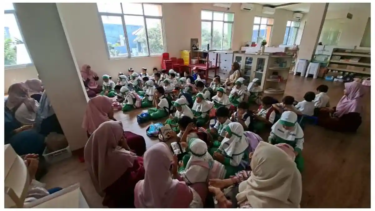 Momen Haru Hari Guru di Bekasi, Puluhan Murid TK Bikin Para Pendidik Menangis