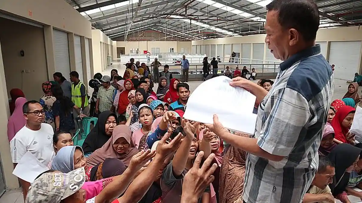 Ratusan Pedagang Berebut Ingin Dapat Kios di Pasar Sumber Cirebon