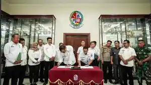 Bupati-Deli-Serdang-dr-Asri-Ludin-dan-Pimpinan-PT-KAI-meneken-MoU-kesepakatan-penataan-11.jpg