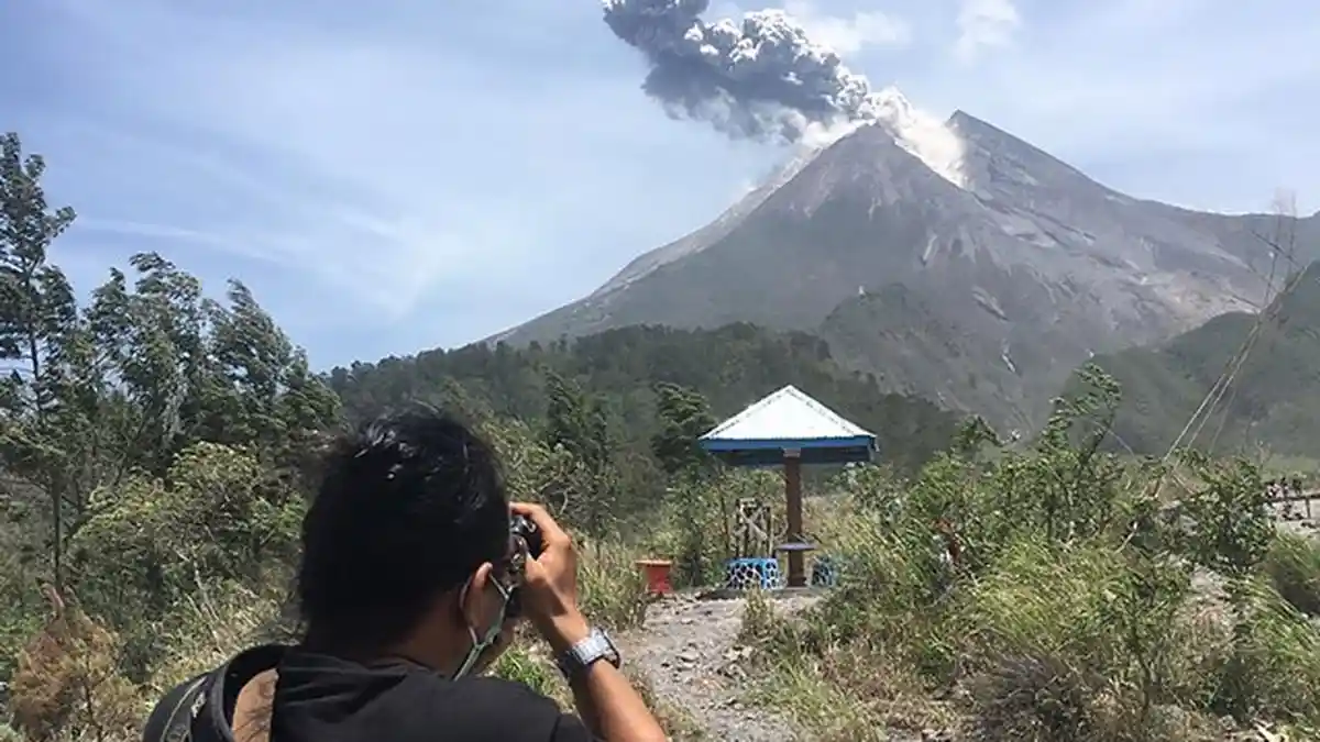 Turis Sibuk Berfoto saat Merapi Erupsi: Kini Warga Tidak Mudah Panik