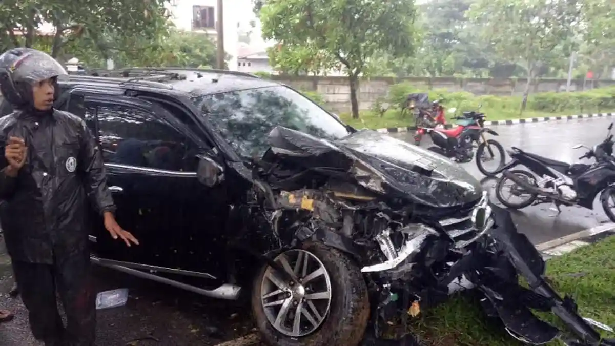 Hindari Lubang, Mobil Fortuner Tabrak Pohon di Jl Poros Bandara Sultan Hasanuddin