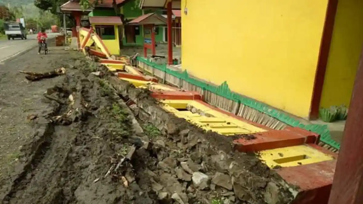 Pagar SDN 10 Salutambung Majene Ambruk, Gara-gara Truk Parkir!
