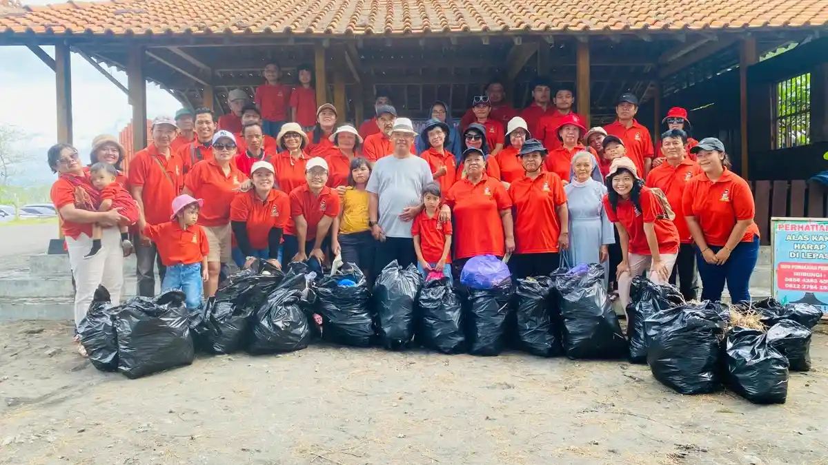 Rangkaian Perayaan Natal Diisi dengan Aksi Kumpulkan Sampah di Pantai