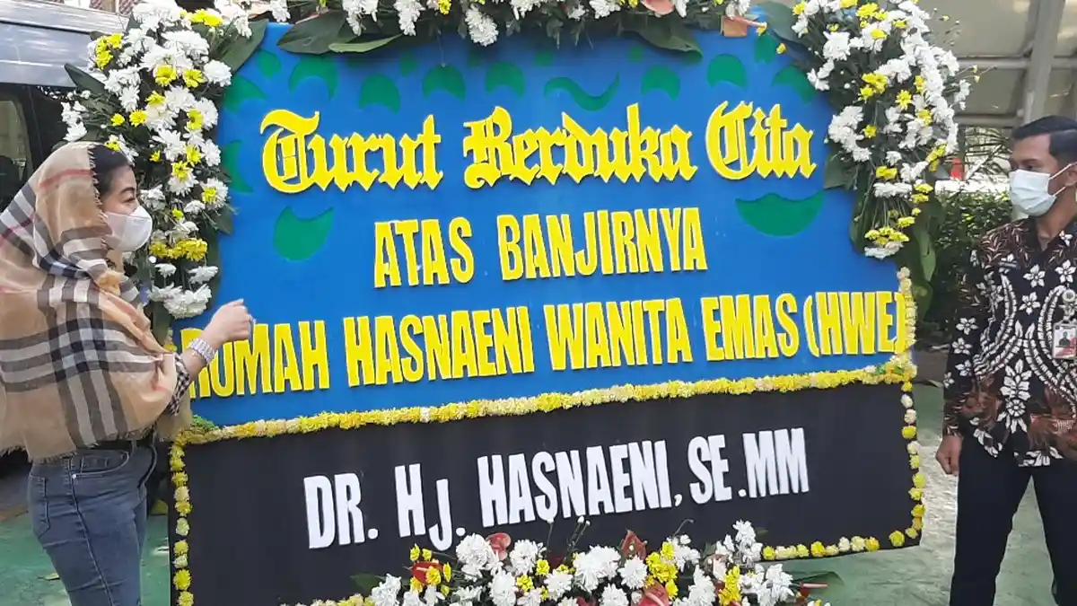 Jakarta Dikepung Banjir, Gubernur Anies Baswedan Dapat Karangan Bunga dari Wanita Emas